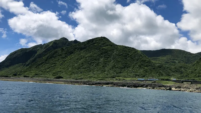 蘭嶼母雞岩:海底拱門穿梭